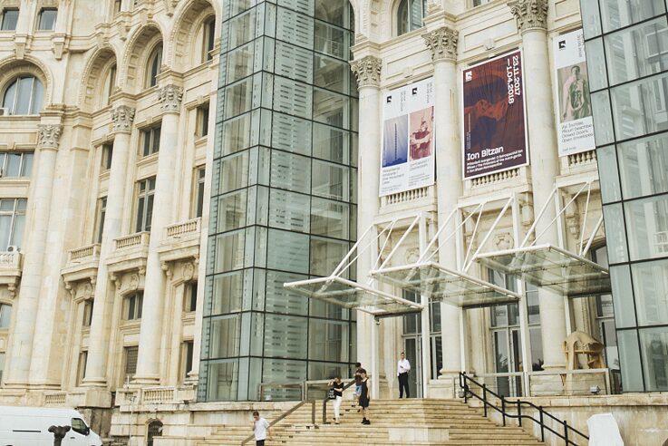 Das nationale Museum für zeitgenössische Kunst ist in einem neuen gläsernen Seitenflügel des Parlamentsgebäudes untergebracht. Es verfügt über eine Dachterrasse, von der aus die Besucher*innen einen grandiosen Blick über die Stadt haben. 
