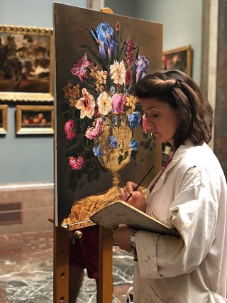 Almudena López de Ochoa pintando una de sus copias.