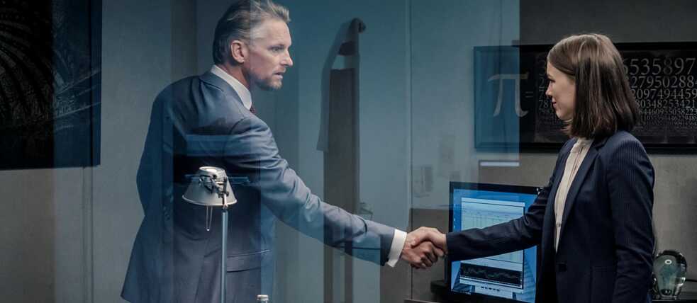 Jana Liekam (Paula Beer) und Gabriel Fenger (Barry Atsma) geben sich die Hand in Fengers Büro.