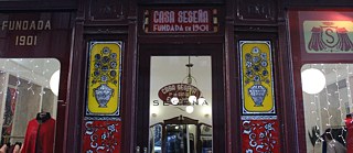 Fassade des Geschäftes „Capas Seseña”