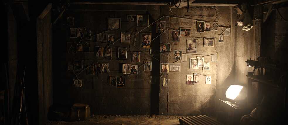 DARK - Una extraña galería de fotos, casi como un árbol genealógico cuelga en el búnker, con conexiones dibujadas con cuerda.