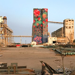 #artbits - Das 57-Meter Mural „Bayview Rise" auf dem Getreidespeicher und den Silos des Pier 92 in San Francisco. Durch das Versetzen verschiedener Lichter verändern Teile der Arbeit ihre Farben und leuchten in verschiedenen Nuancen