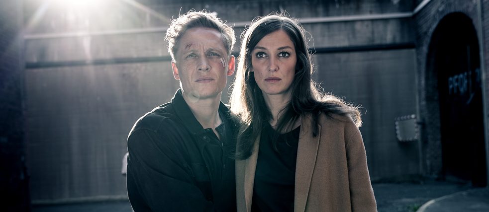 Still de You are Wanted Temporada 2, Episodio 1: En Crisis: ¿Luke y Hanna se mantienen juntos?  