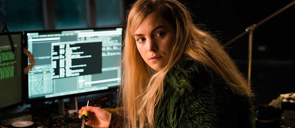 Still from You are wanted: Season 2, Episode 2 Hackerin bei der Arbeit: Angel (Hannah Hoekstra) hilft Lukas.  