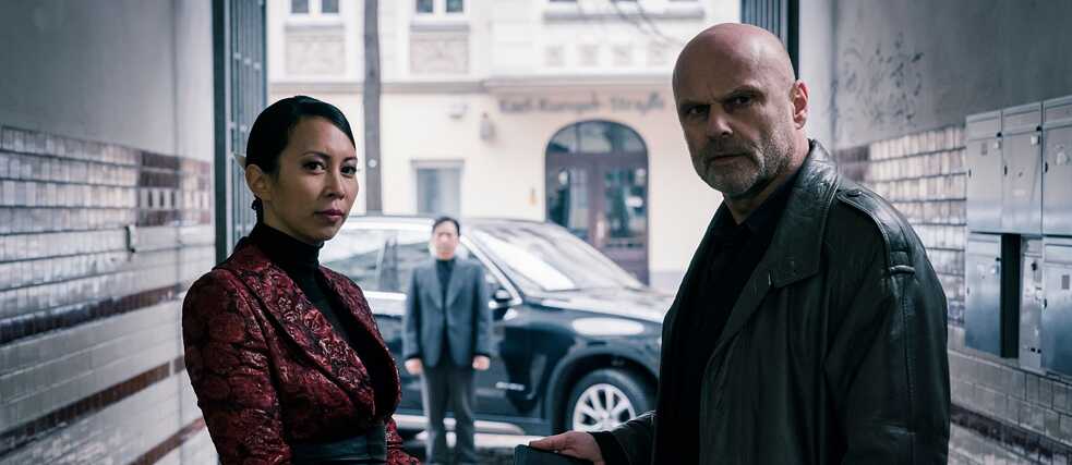 Still de You are Wanted - Temporada 2, Episodio 4 Voto de confianza: ¿Quién trabaja con quién? 
