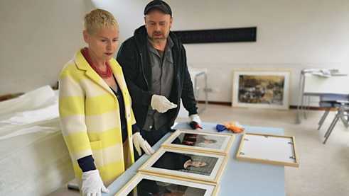 Gabriele Kreuter-Lenz, director of the Goethe-Institut Rome, conversing with the artist Göran Gnaudschun about his photography exhibition "Voci che si cercano"
