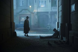 Charlotte finds Gereon in the street, Scene from "Babylon Berlin", Photo: X Filme / Frédéric Batier