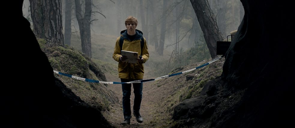DARK production still - Jonas devant la grotte