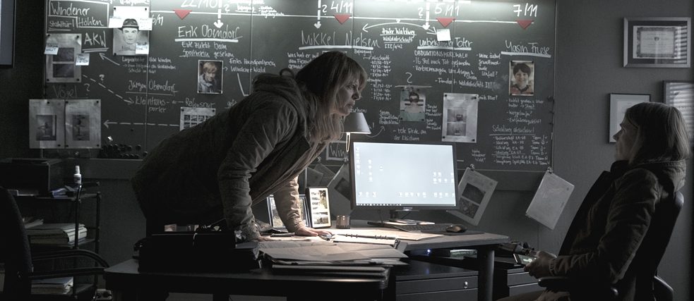 Katharina Nielsen et Charlotte Tannhaus se disputent dans un bureau du commissariat de police.