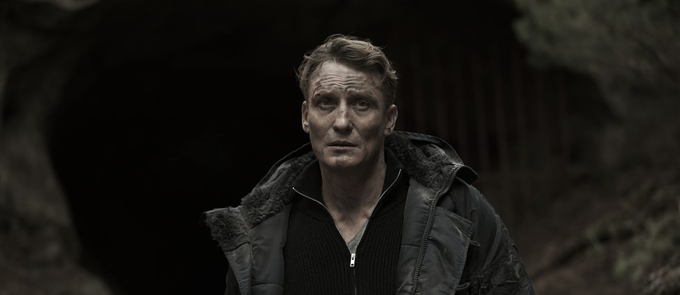 Ulrich Nielsen (joué par Oliver Masucci) a l'air déprimé et désespéré. 