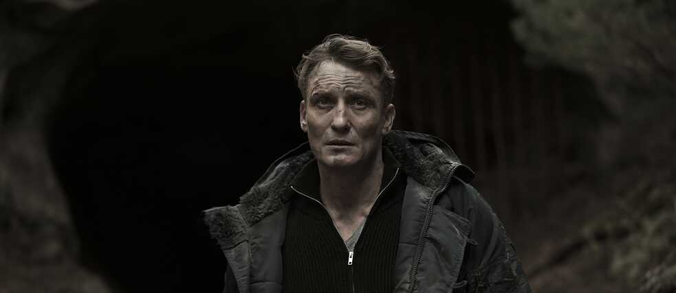 Ulrich Nielsen (gespielt von Oliver Masucci) schaut den Betrachter hoffnungslos  an.