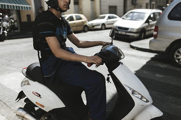 Ein Teenager im Viertel Belle de Mai auf einem Motorroller