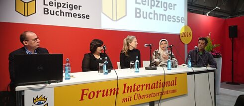 Neljä Übersetzertreffen-seminaarin osallistujaa pääsi esille paneelissa Leipzigin kirjamessuilla – edustettuna neljä maanosaa. 