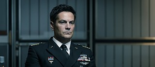 You are Wanted - Saison 2, épisode 1 Aucun compromis: Admiral Bruce Gardner (Michael Landes) chasse Lukas Franke.