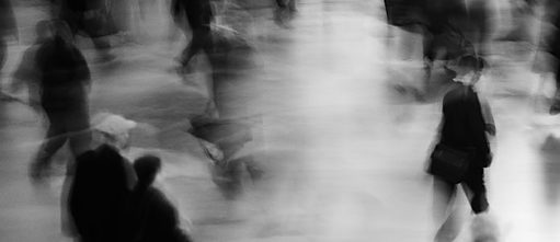Schwarz-weiß Bild in Vogelperspektive auf spazierengehende Personen