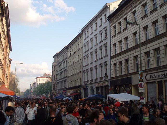 Das 'Myfest'-Straßenfest 2008 in Kreuzberg.