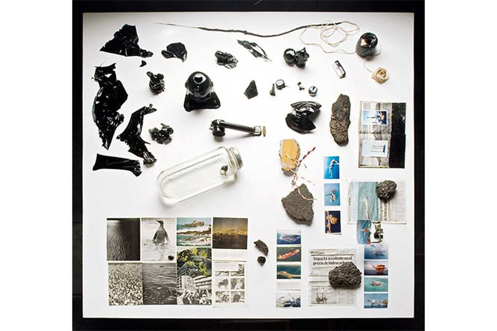 Minerva Cuevas, México. Da série “Hidrocarburos”, instalação 2007. Cortesia da artista e de kurimanzutto, Cidade do México/Nova York. Foto: Estúdio Michel Zabé.