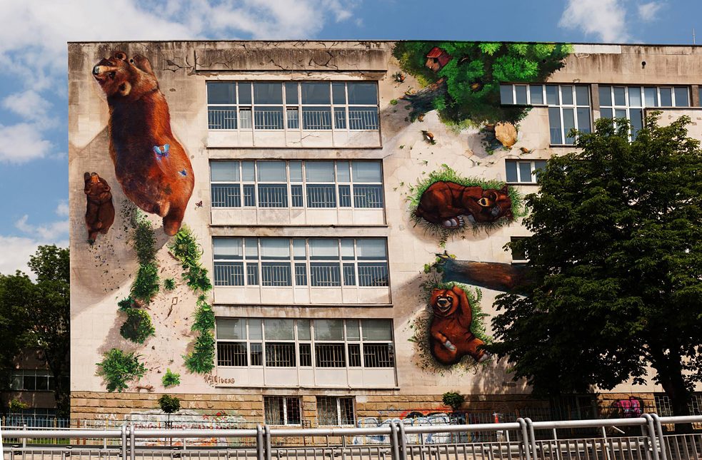 „Love the brown bear“, 2013, Fassade der 23. Schule „Frederic Joliot Curie“ in Sofia, Bulgarien