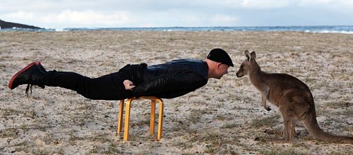 Shaun Gladwell Plank with Kangaroo 2014-Slidergröße