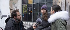 Matteo Tacconi interviewt in Dresden zwei junge Frauen | Foto: Goethe-Institut Italien/ Ignacio María Coccia