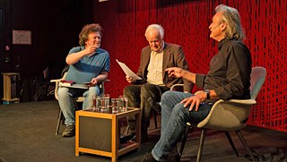 Der österreichische Schriftsteller Christoph Ransmayr (rechts im Bild) im Gespräch mit Erik Fosnes Hansen (links im Bild) und Sverre Dahl (Bildmitte)