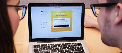 Joven pareja prueba el Wahl-O-Mat