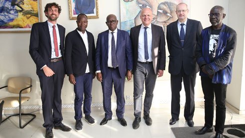 Visite chez le ministre sénégalais de la Culture dans le cadre du colloque Patrimoine matériel, immatériel et altérité, avec, de gauche à droite, Philip Küppers, Francis Kéré, le ministre de la Culture Abdoulatif Coulibaly, le secrétaire général Johannes Ebert, l’ambassadeur Stephan Röken et Jean-Charles Tall (architecte sénégalais local) | Photo : Stéphanie Nikolaïdis