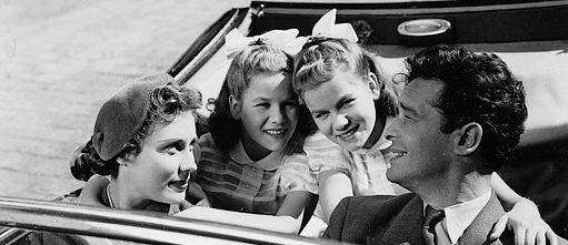 Scène du film 'Petite Maman'. Les jumelles Louise et Lotte dans la voiture avec leurs parents. 