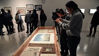 Besucher vor der Abbildung des Chimborazo, aus: „Vues des Cordillères“ von Alexander von Humboldt