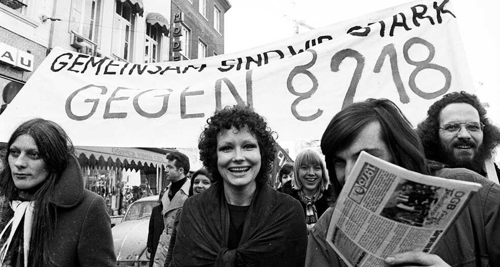 Protestaktion gegen den Abtreibungsparagraphen auf dem Bonner Münsterplatz, 1975.