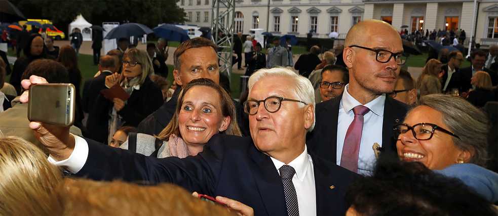 Mit dem Smartphone haben Politiker und Politikerinnen ihre öffentlichkeitswirksame Bühne immer dabei.