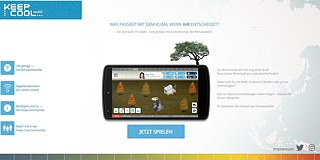 <b>KEEP COOL mobil</b><br>Wie würde sich der Klimawandel entwickeln, wenn der User oder die Userin entscheiden könnte? Mit dem Online-Spiel <a href="http://keep-cool-mobil.de/" target="_blank">KEEP COOL</a> kann man es herausfinden. Spielerinnen und Spieler übernehmen die Rolle der Bürgermeisterin oder des Bürgermeisters einer Weltmetropole. Insgesamt 50 von ihnen werden in einer Runde zusammengewürfelt. Jeder und jede muss sich für eine wirtschaftliche Strategie entscheiden und dabei zwischen Nachhaltigkeit und Wachstum abwägen. Steigt die globale Erwärmung um mehr als zwei Grad Celsius, haben alle Spieler und Spielerinnen verloren. Jugendliche wie Erwachsene werden damit angeregt, sich intensiv mit den Themen Klimawandel und Klimapolitik auseinanderzusetzen.