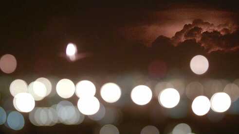 SHIMURAbros, Chasing the Light, 2017, Einkanal-Videoprojektion.