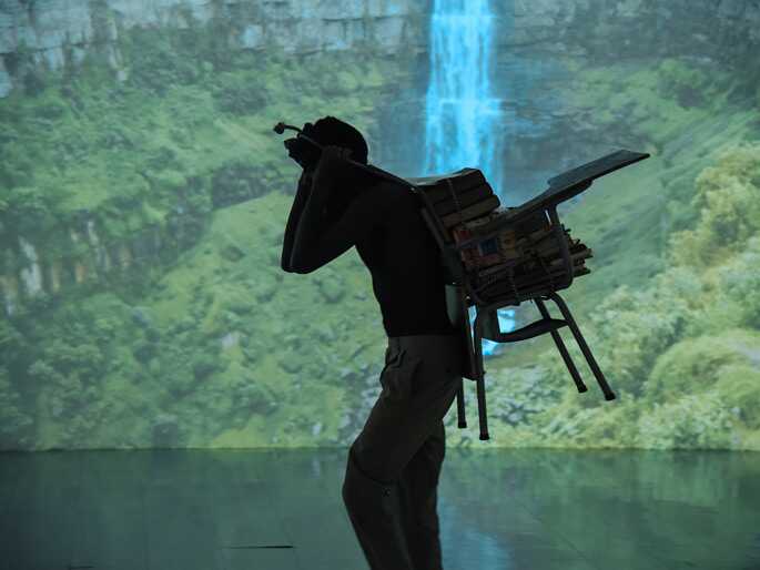 Jean Carlos Lucumi, El carguero, Performance frente a video instalación de Jose Luis Bongore |