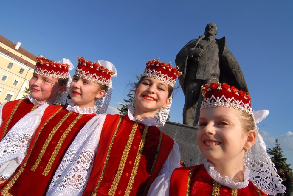 Junge Tänzerinnen in traditioneller Kleidung in Pinsk in der weißrussischen Region Polesien, 2018. 