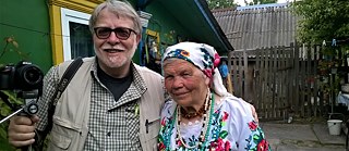 Livio Senigalliesi con Katarina Panchenja nel villaggio di Pagost, in Polesia, Bielorussia, 2018.