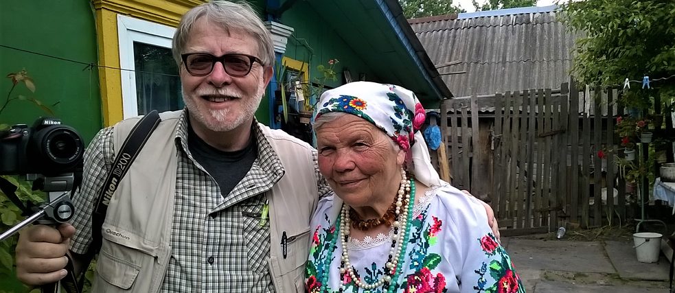 Livio Senigalliesi con Katarina Panchenja nel villaggio di Pagost, in Polesia, Bielorussia, 2018.