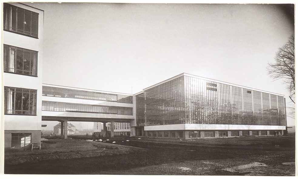 Lucia Moholy-Nagys weltberühmtes Bild des Bauhaus-Gebäudes