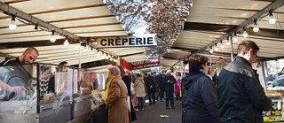 <b>Marché Président Wilson (Paris, France)</b><br>Tous les mercredis et samedis, à proximité immédiate de la place d’Iéna et sous le regard de bronze de George Washington, se tient le marché « Président Wilson ». Vous y trouverez non seulement des spécialités typiques comme des crêpes et des fromages, mais aussi tout ce que votre cœur (ou votre estomac) désire, qu’il s’agisse de charcuteries ou de spécialités créoles et libanaises. Le marché est surtout très fréquenté à l’heure du déjeuner. Donc, prévoyez un peu de temps pour vous imprégner de l’effervescence des marchés parisiens et en ramener dans votre valise.