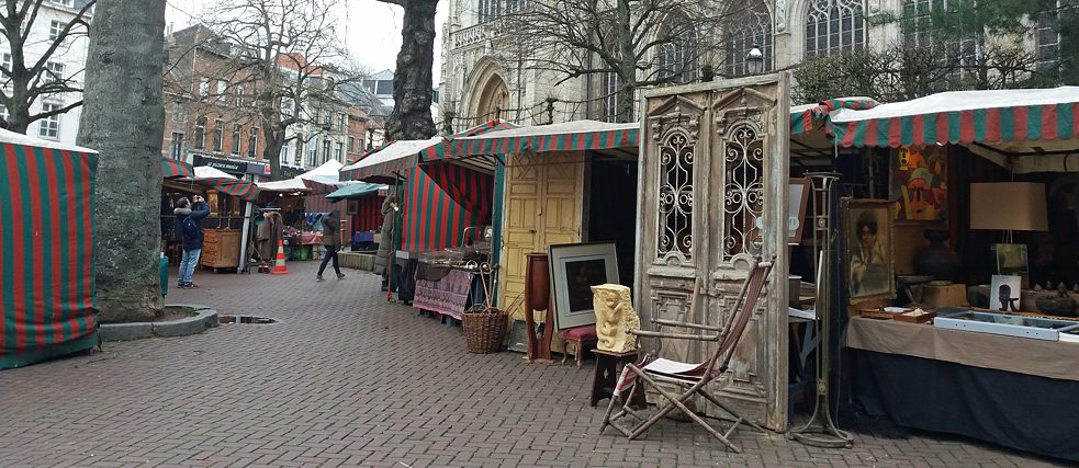 <b>Antiquitätenmarkt (Brüssel, Belgien)</b><br><br>Auf dem Weg vom Brüsseler Königs- zum Justizpalast findet man, im Schatten der Kirche Notre-Dame du Sablon, seit den sechziger Jahren jedes Wochenende einen Antiquitätenmarkt, der zum Stöbern einlädt. Wer auf dem Markt nicht fündig wird, sollte das Sablon-Viertel näher erkunden, das für seine vielen Kunstgalerien und Antiquitätenläden bekannt ist.