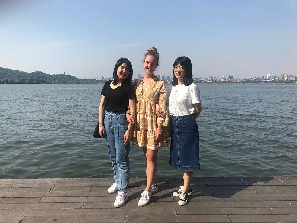 Sophie (links), Beate (rechts) und ich genießen die Szenerie von der Yingzhou Insel auf die Stadt