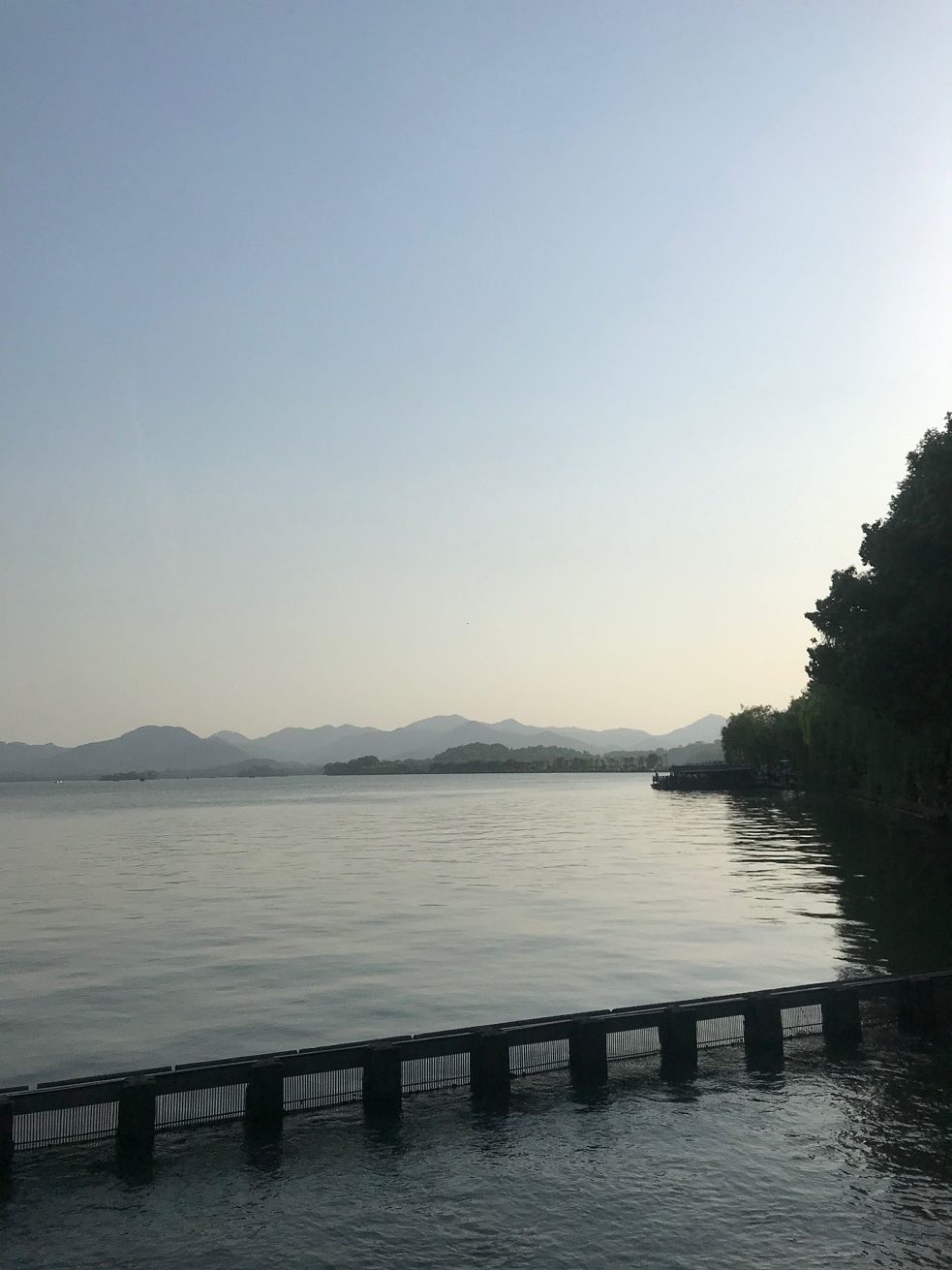 Blick auf den Westlake. Ebenfalls als Motiv auf dem 1 Yuan-Schein zu sehen