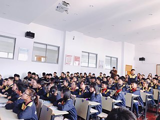 Erster Vortrag an der Tongan-Mittelschule