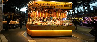 <b>La Boquería (Barcelona, Spanien)</b><br><br> Gleich hinter der Rambla liegt Barcelonas wohl bekanntester Markt „La Boquería“. Obwohl er sich inzwischen zum Touristenmagneten entwickelt hat, trifft man dort auch noch die Nachbarn und Nachbarinnen aus dem Raval, dem traditionellen Arbeiterviertel, das den Markt umgibt.