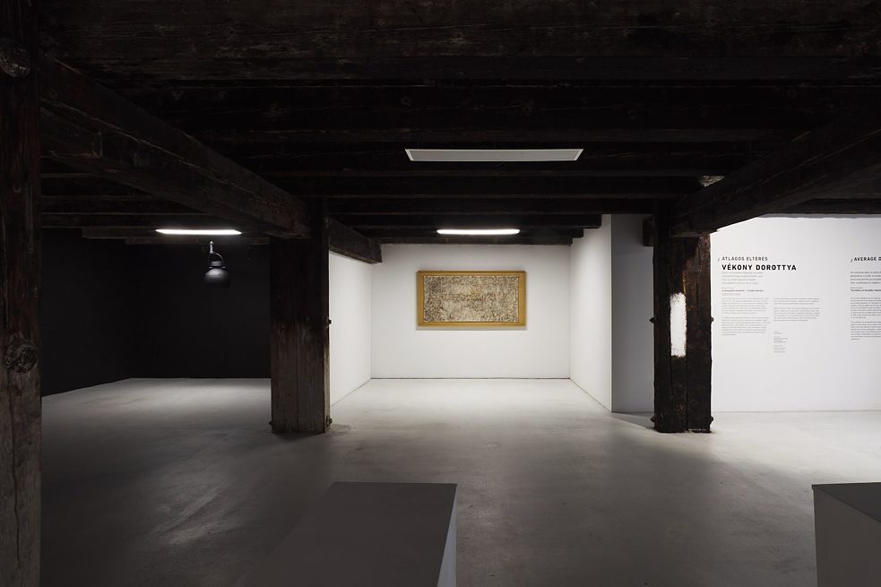 Vékony Dorottya "Átlagos eltérés" című kiállításának részlete; hanginstalláció, aqb galéria, Budapest, 2019