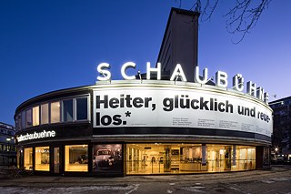 Desde 1981, la Schaubühne se aloja en un antiguo cine, patrimonio nacional, en el barrio berlinés de Wilmersdorf. 