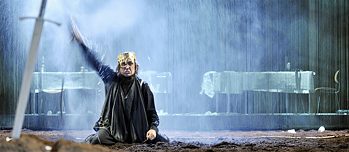 Puesta en escena de Hamlet en la Schaubühne de Berlín. Lars Eidinger, miembro desde hace años de la compañía de teatro, también se ha hecho un nombre como actor de cine. 