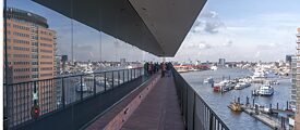 <b> Elbphilharmonie-Plaza (Hamburg, Deutschland) </b><br> <br> Blick von der Elbphilharmonie-Plaza auf den Hamburger Hafen