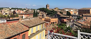 <b>Trastevere (Rom, Italien)</b><br><br>Der Blick über die Dächer in Trastevere bis hin zum Kirchturm von Santa Maria in Trastevere, der ältesten Marienkirche Roms. Das charakteristische und lebhafte römische Stadtviertel ist häufig Location für italienische und internationale Filmproduktionen. 