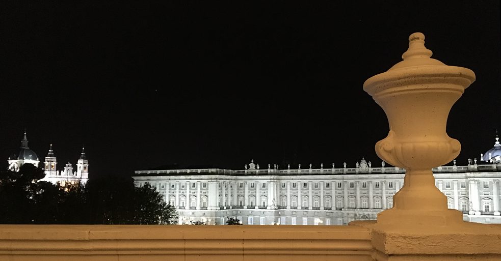 <b>Blick über die Plaza de Oriente (Madrid, Spanien) </b><br><br>Was passiert wohl nachts im Königspalast? Die Anwohner der Plaza der Oriente müssen sich zwar täglich durch Horden von Touristen kämpfen, aber genießen dafür einen äußerst privilegierten Ausblick. Links neben dem Palast blickt man auf die Madrider Almudena-Kathedrale, und tagsüber kann man bei gutem Wetter sogar bis zu den Bergen blicken.